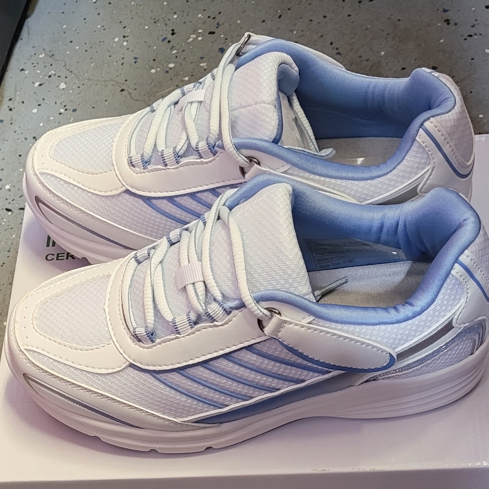 Dr Leonard's Diabetic Sneaker....7 W...NEW